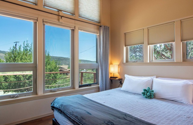 Hot Tub, Pool, King Bed, Views, and NO checkout chores @ Stargazer Cottage!
