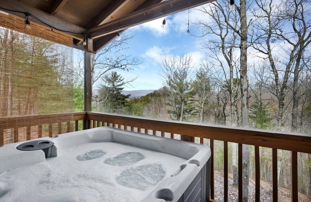 Hot Tub, Private Creek Access, High Speed Internet, Romantic vibes