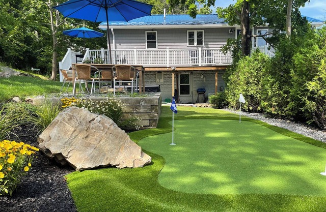 Hot Tub, Putting Green, 5 min walk to the beach, shops & restaurants.