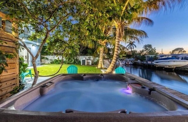 Hot Tub! Roof Top! Firepit! Boat Dock!