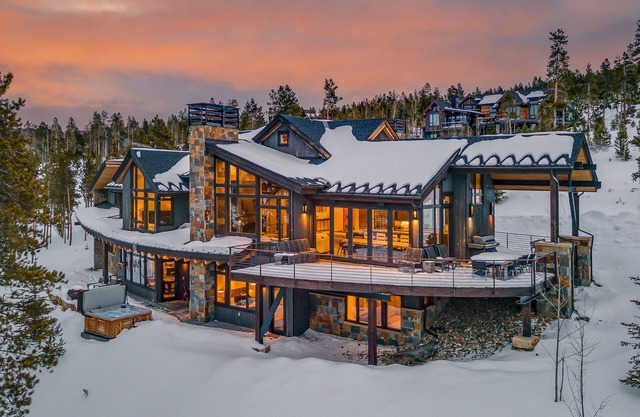 Hot Tub + Ski Shuttle | Vickery's Vantage