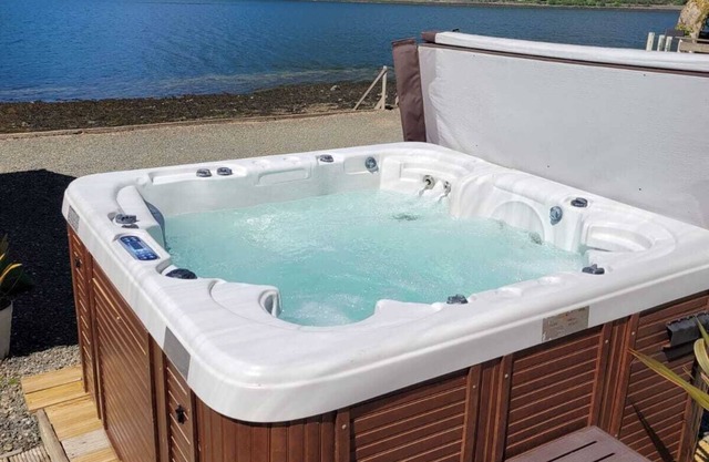 Hot Tub & Stunning Waterfront Views. Kayaks and SUPS free for guests use !