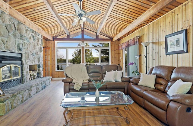 Hot Tub, SUP, Canoe, Fireplace, WiFi, Dog Friendly, 5 Mins to Baysville