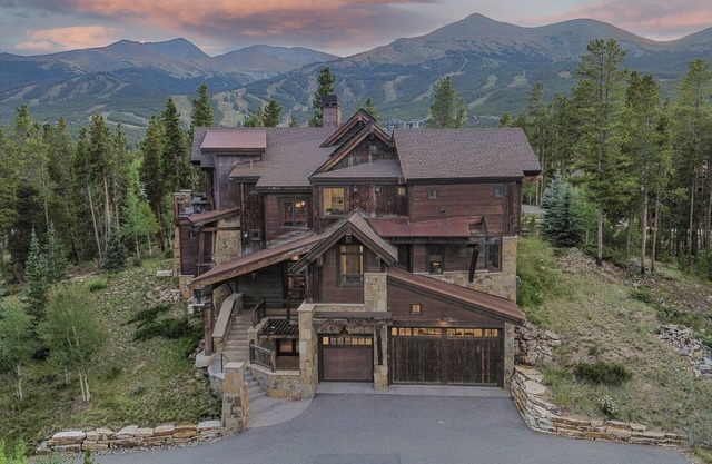 Hot Tub + Theatre Room - Summit at Shock Hill