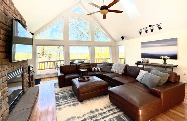 Hot tub w/Sunset Views! Secluded mountain chalet