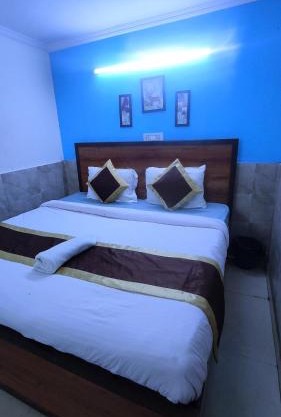 Hotel Moon Chanakyapuri Satya Niketan- Couple Friendly