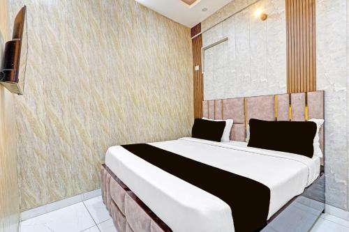Hotel O Crown Inn