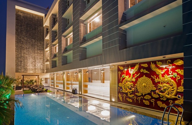 Hotel Saffron Crest