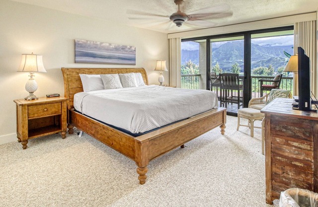 Hotel suite with spectacular mountain/bay view, lanai, 2 pools & 8 tennis courts