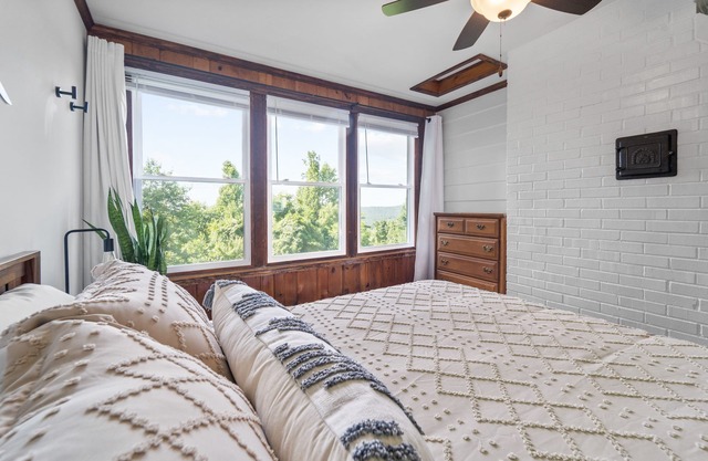 🔥 Hottub + 🐕 friendly + 🏔️ view + Skyline Dr + Wineries