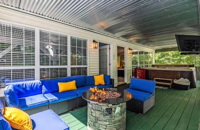 HotTUB+Sauna 5 KINGs Arcade Kayaks Fire Features 17 Lake Access+Beach