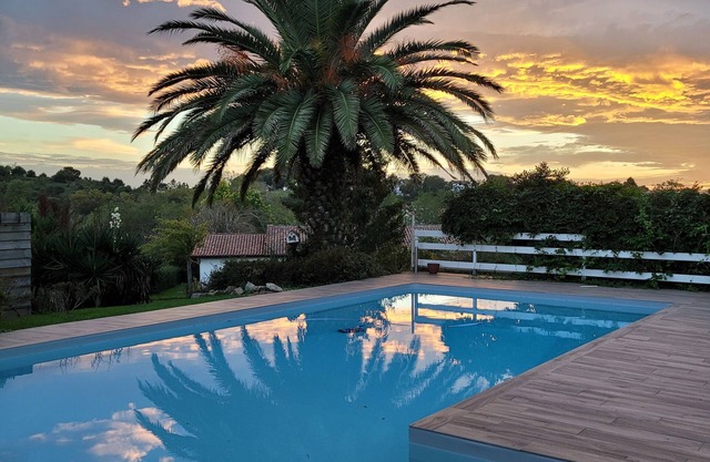 House 4 guests in the Basque Country heated pool