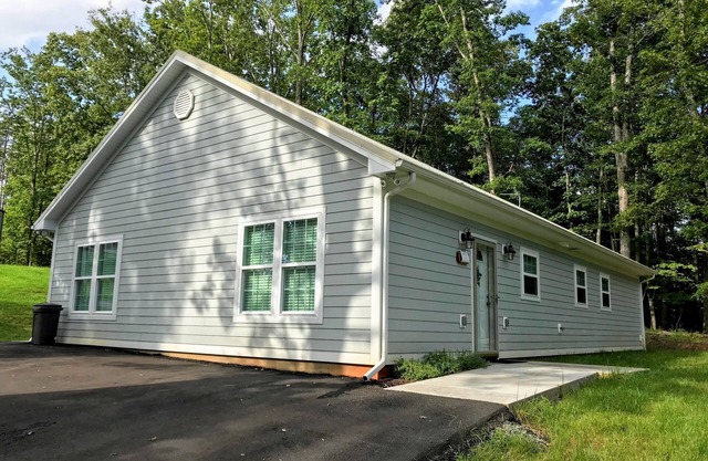 House at Smith Mountain Lake Airport