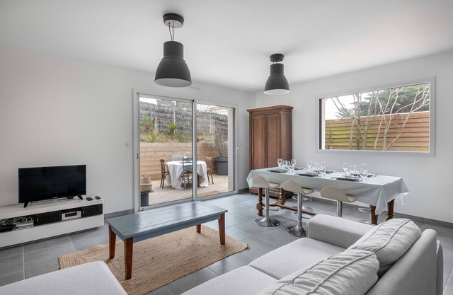 House by the sea - 15m from the beach