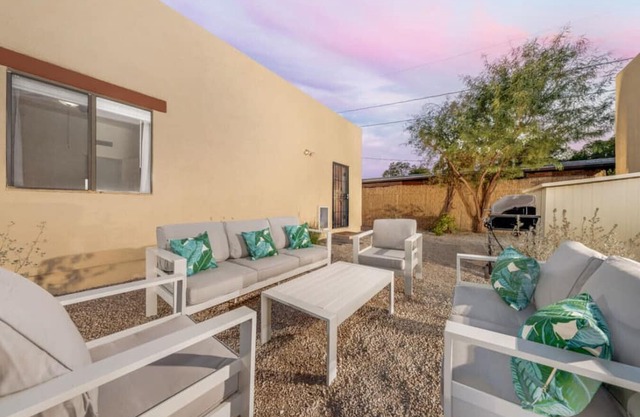 House & Casita/Large Group or Family/Sleeps 6+