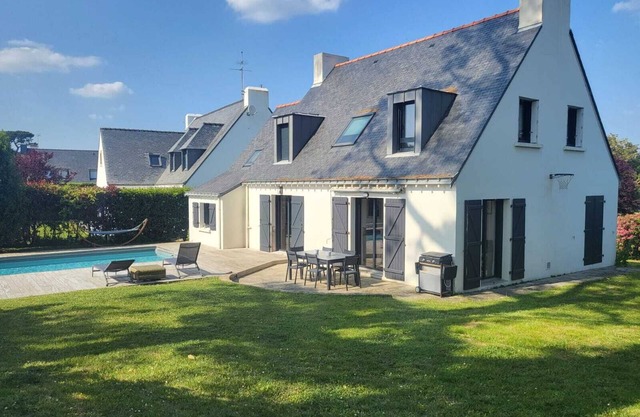House close to Port Navalo's main beach with swimming pool
