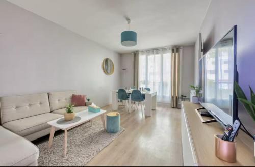 House D by 1 minute metro for PARC EXPO and ORLY