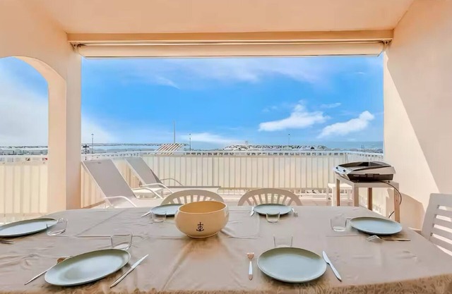 HOUSE FACING THE BEACH, LARGE TERRACE WITH SEA VIEW, AIR CONDITIONING, TOWN CENTER, 3 BEDROOMS