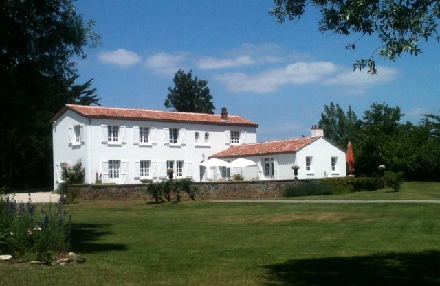 House with character in private 5-hectare estate, 400m to beach, 10 km from golf