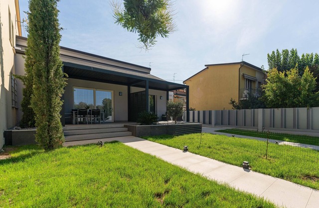 House in a villa with large private patio in the common garden, in a central position 50 m from the sea and the pedestrian center