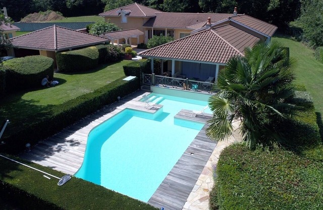 House in landscaped garden 1km from the village