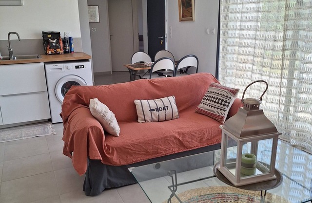 House in the middle of vineyards with large garden .pets welcome