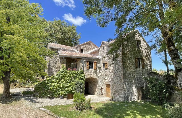 House of character * in the heart of Larzac Templar country