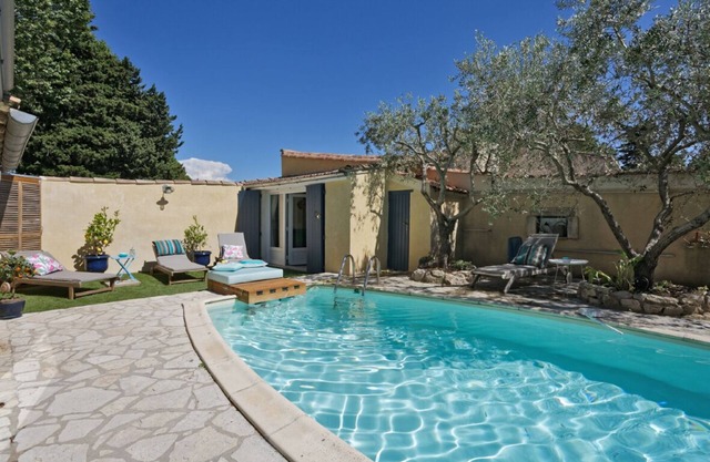 HOUSE OF 3 BEDROOMS 10 MIN WALK FROM THE CENTER OF SAINT REMY DE PROVENCE