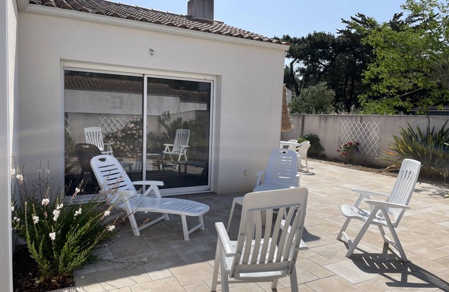 House of 90 m2, enclosed garden, less than 300 m from the beach near shops, all comforts, private dead end