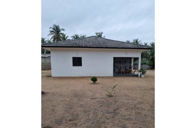 House on 2 hectares of land bordering the Canal 5 minutes from the sea