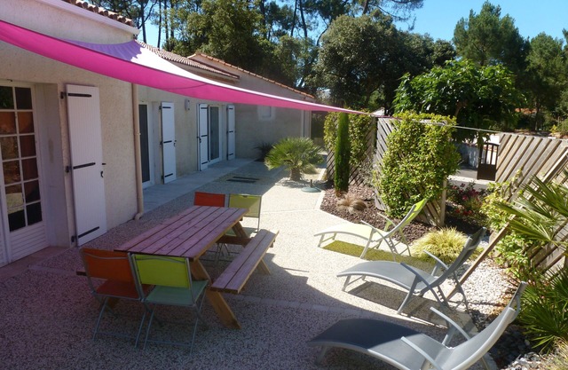 House on closed courtyard in the pines 300m from the sea