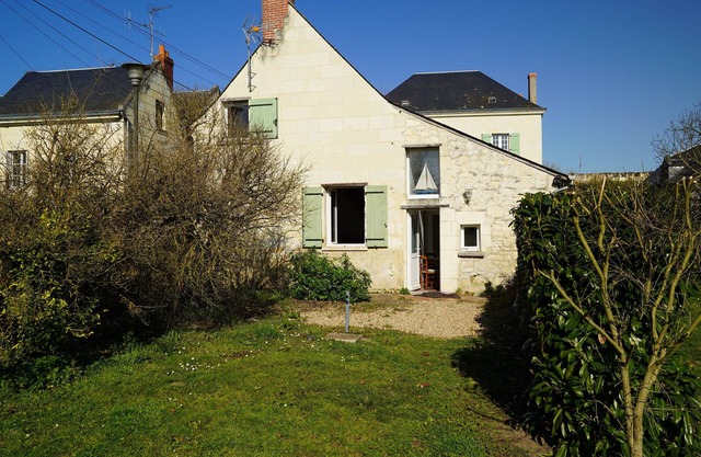 HOUSE ON THE BANKS OF THE LOIRE A STONE'S THROW FROM THE CHATEAUX