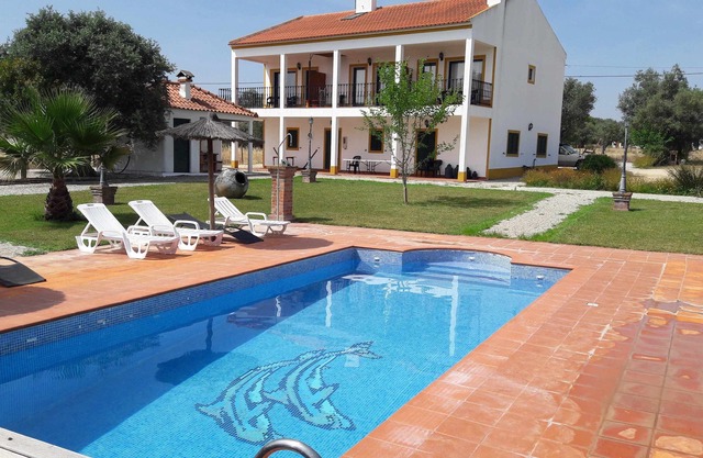 House overlooking the pool, ideal for families.