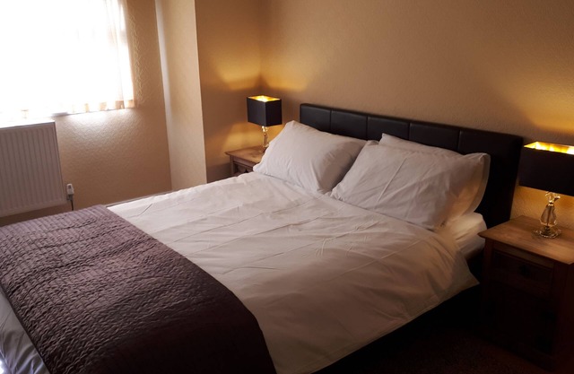 House - Sleeps 7, Pet Friendly & Free Parking