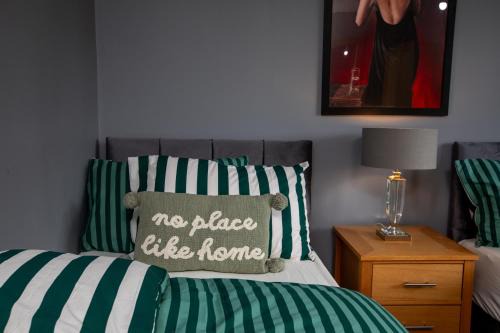 House -Sleeps 8 parking suitable for contractors
