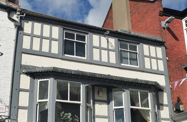 House - Sleeps up to 14 & Parking Available