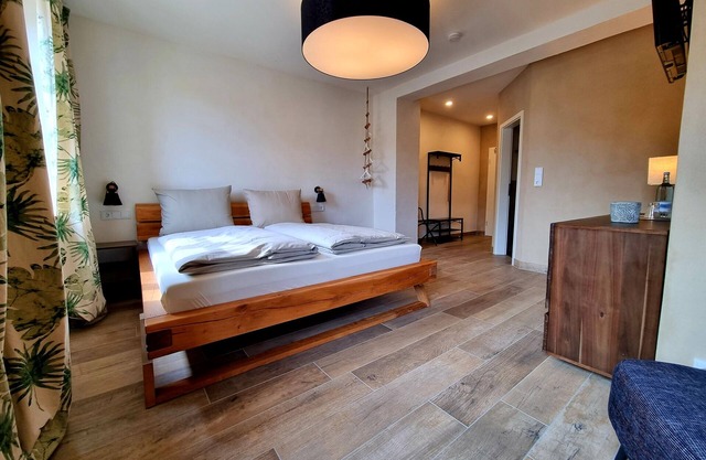 House-Superior-Ensuite with Bath-Garden view-9-Zimmer Denkmal-Haus