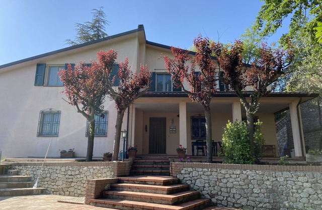 House surrounded by oak trees, ideal for families who like to relax.