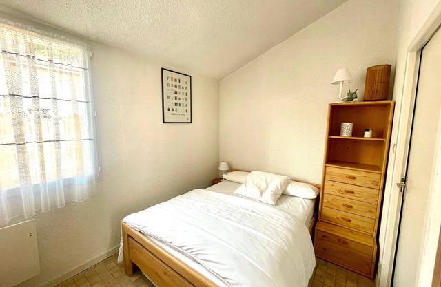 House T2: Courtyard, Parking, 600m to the sea, Quiet area