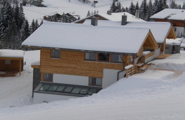 House w/panorama view, in the skiing area Dachstein West, directly on the slopes