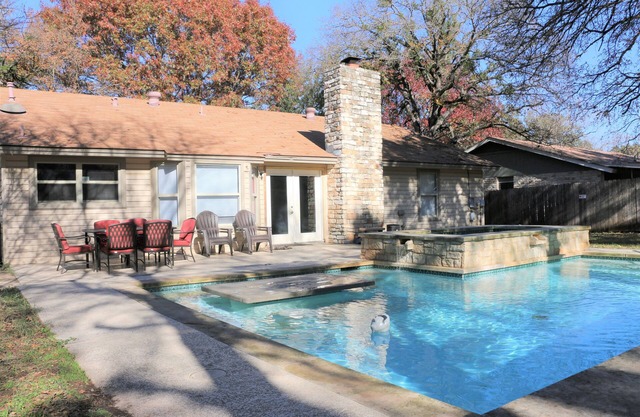 House with 3 bed room, 3 TVs and 2 full bath. Access to pool is complimentary.