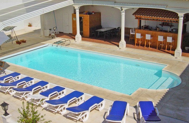 House with 4 bedrooms, terrace overlooking the pool.