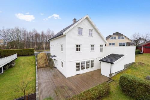 House with 5 bedrooms, 2 bathrooms, available for ONSS