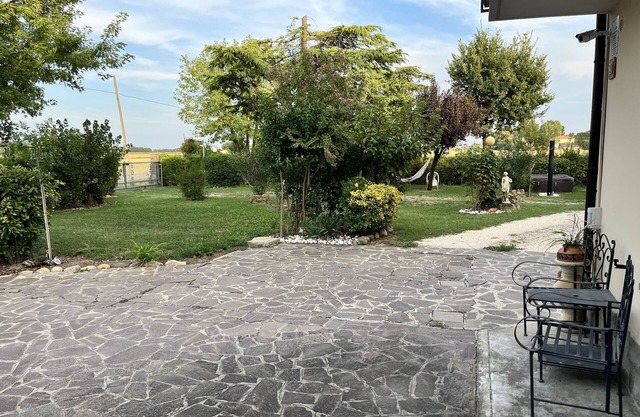 House with 5 beds with a small studio apartment attached with another 2 beds