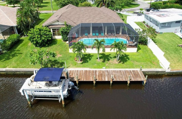 House With A Boat–Your Private Waterfront Resort