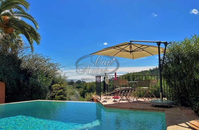 House with a pool and sea view in a quiet area in Cavalière