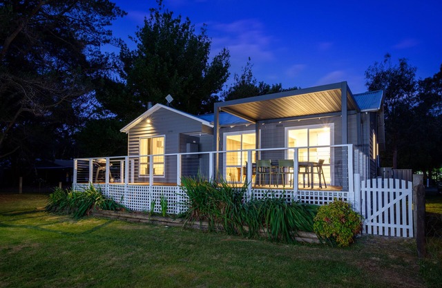 House with Absolute National Park frontage and superb views