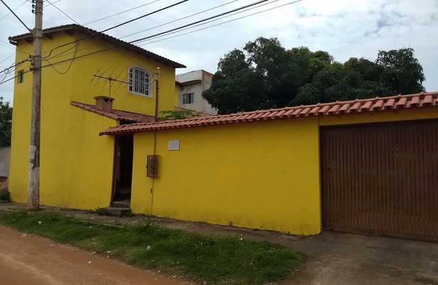 House with Colonial veranda - lawn space