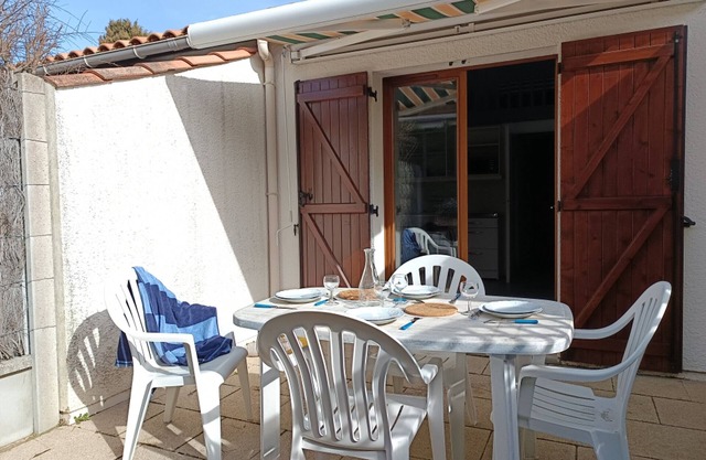 House with Pool for 4 in Notre-Dame-de-Monts