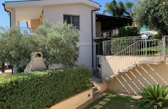 House with garden 100 meters from the beach